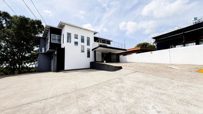 Independent 4-story commercial building in Urbanización Los Ángeles — for sale or rent
